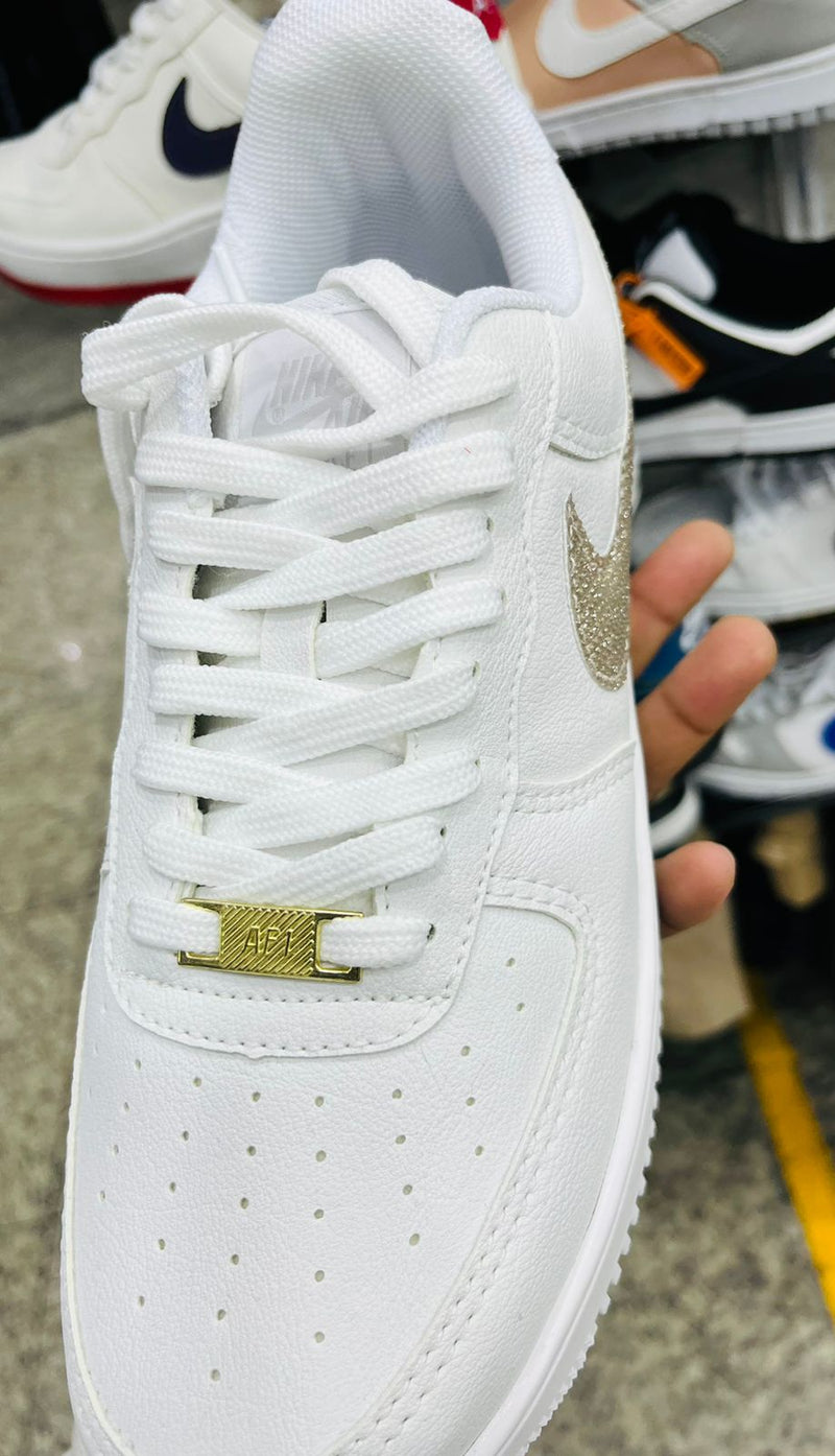 TÊNIS NIKE BRANCO BRILHO DOURADO AIR FORCE- PRMOÇÃO