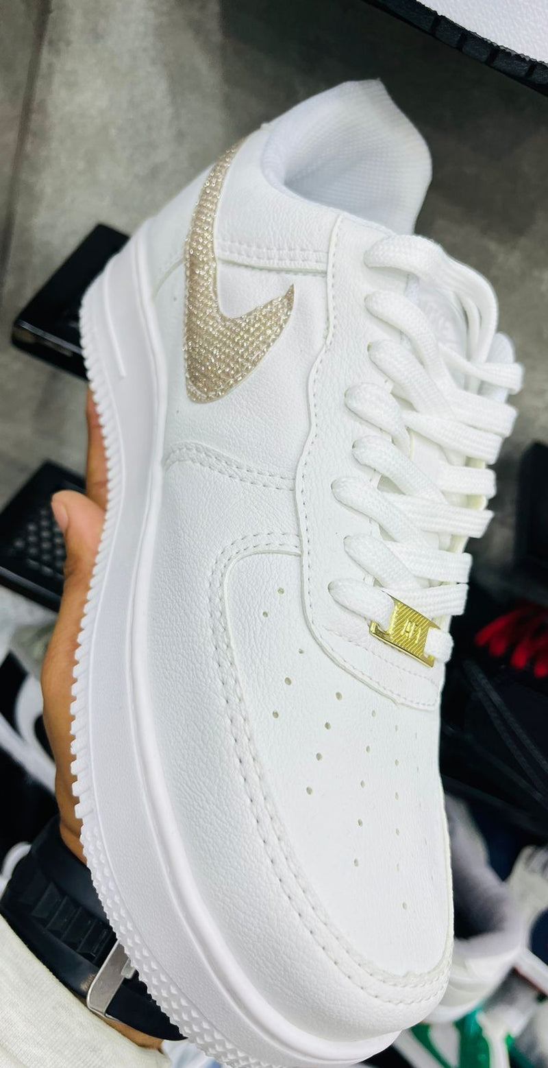 TÊNIS NIKE BRANCO BRILHO DOURADO AIR FORCE- PRMOÇÃO