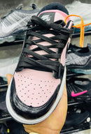 TÊNIS NIKE DUNK LOW PRETO COM ROSA