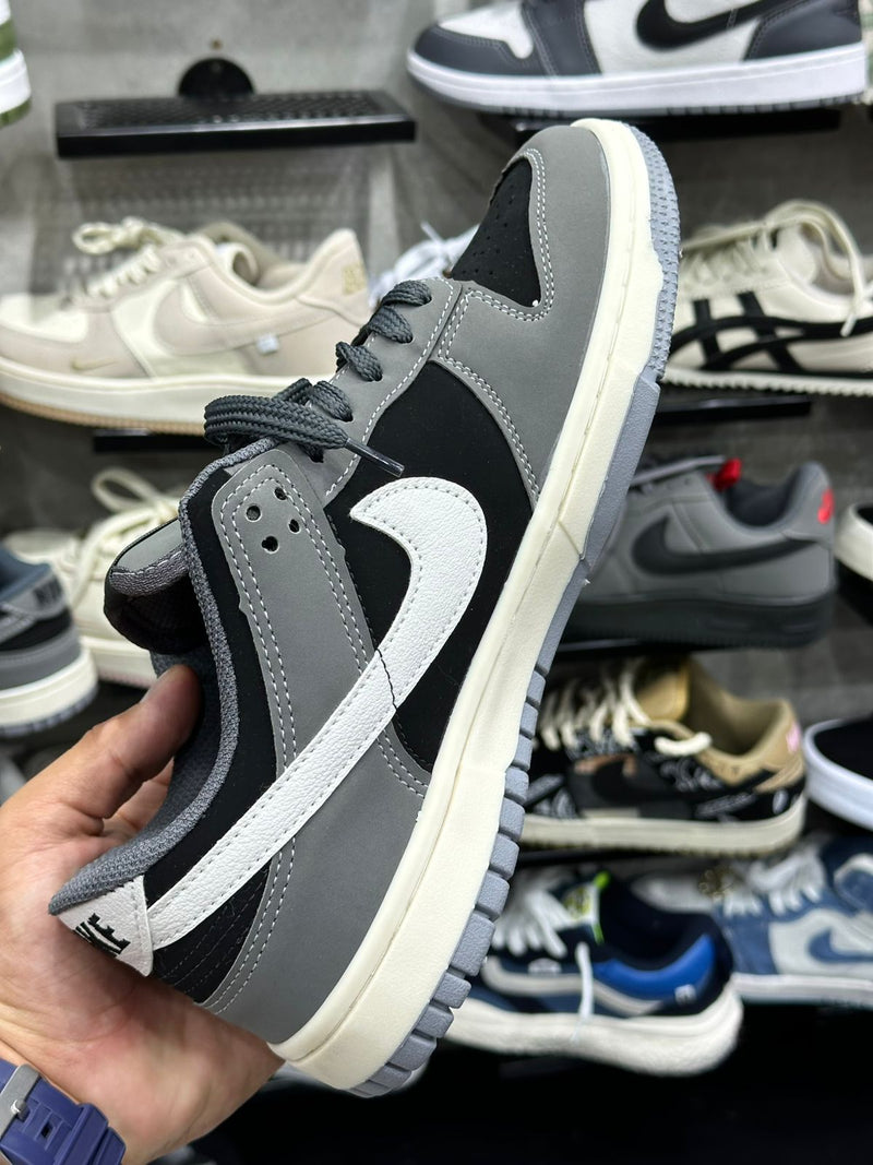 TÊNIS NIKE DUNK LOW BRANCO, CINZA E PRETO