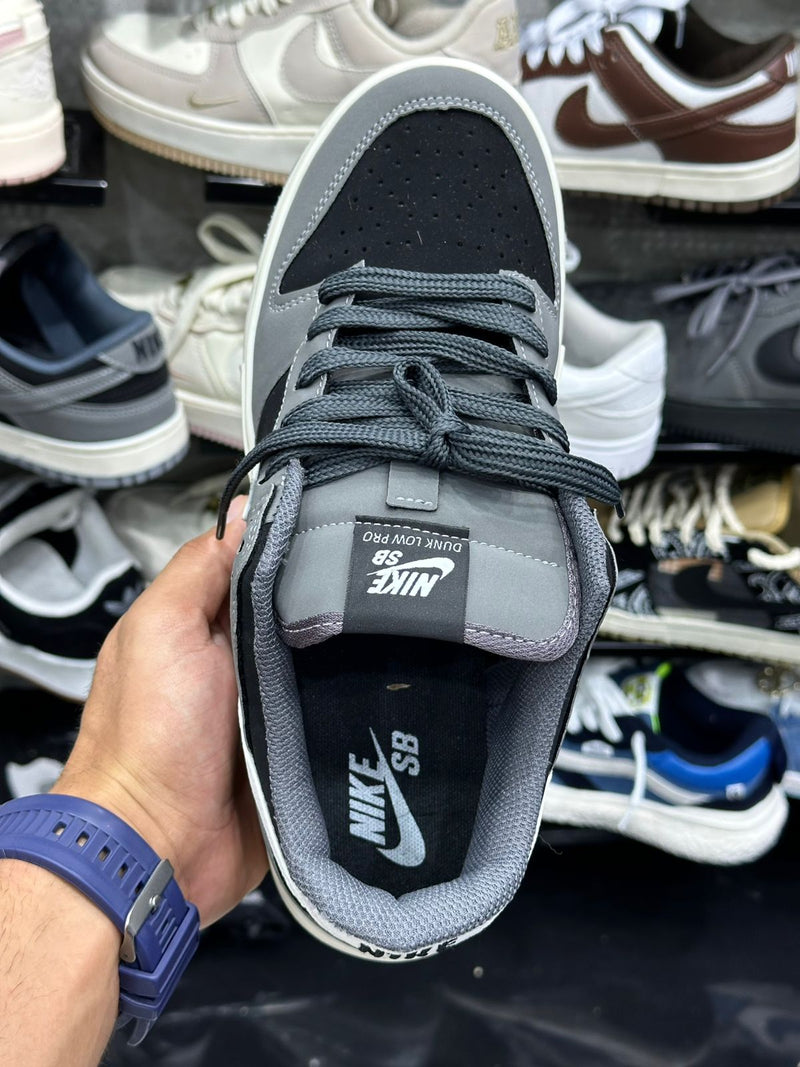 TÊNIS NIKE DUNK LOW BRANCO, CINZA E PRETO