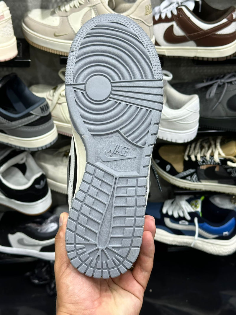 TÊNIS NIKE DUNK LOW BRANCO, CINZA E PRETO