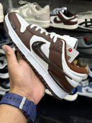 TÊNIS NIKE DUNK LOW BRANCO COM MARROM