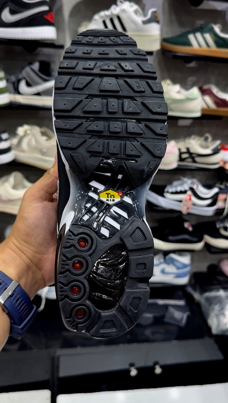 LANÇAMENTO Tênis Nike Air Max Plus TN1 Preto e Branco + Frete Grátis