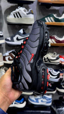 LANÇAMENTO Tênis Nike Air Max Plus TN1 Preto com Cinza Escuro e Detalhes Vermelho + Frete Grátis