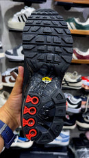 LANÇAMENTO Tênis Nike Air Max Plus TN1 Preto com Cinza Escuro e Detalhes Vermelho + Frete Grátis
